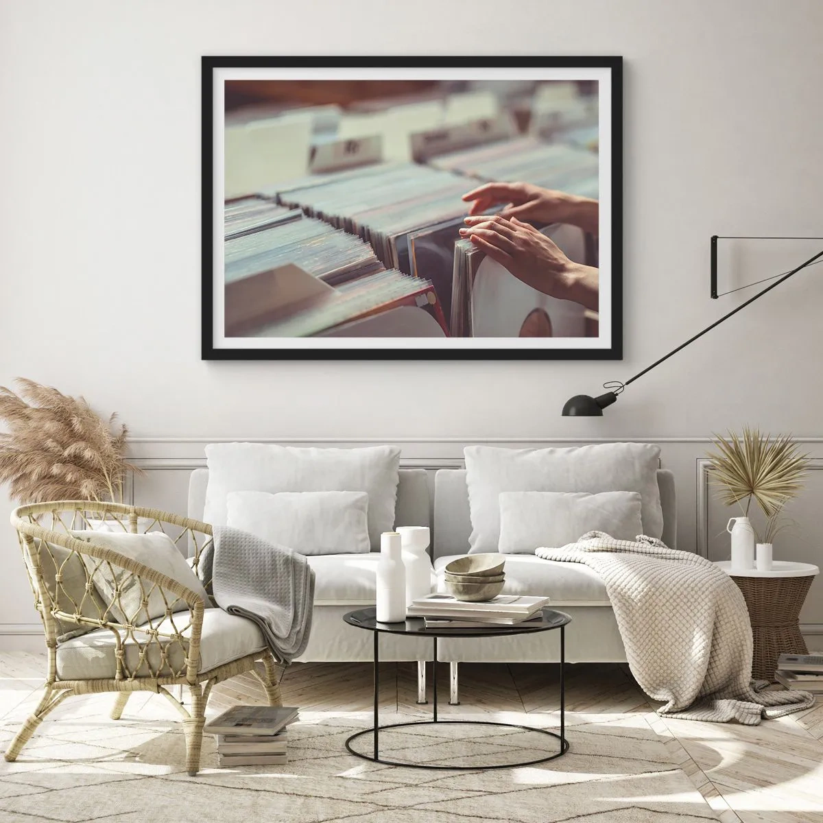 Poster in einem schwarzem Rahmen - Hände blättern durch eine Vinylsammlung - 70x50cm - Auf der Suche nach Emotionen - Moderne Wanddekoration für Wohnzimmer und Schlafzimmer ARTTOR