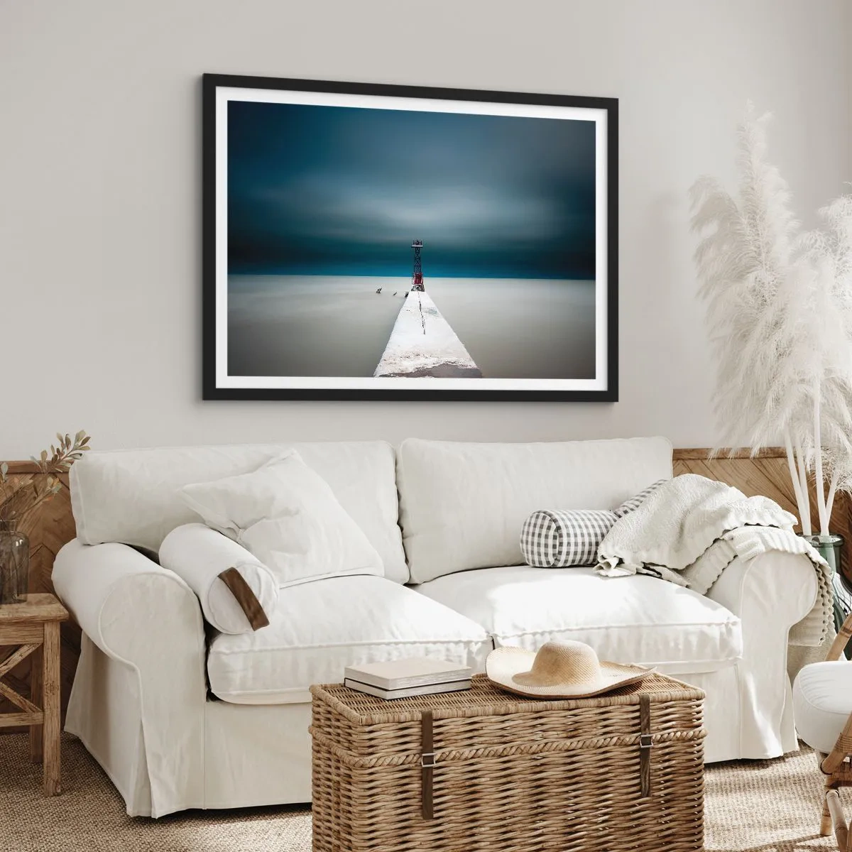 Poster in einem schwarzem Rahmen - Ein Leuchtturm am Ende eines Betonpfeilers in einer kargen Landschaft - 70x50cm - Um der Weite zu begegnen - Moderne Wanddekoration für Wohnzimmer und Schlafzimmer ARTTOR