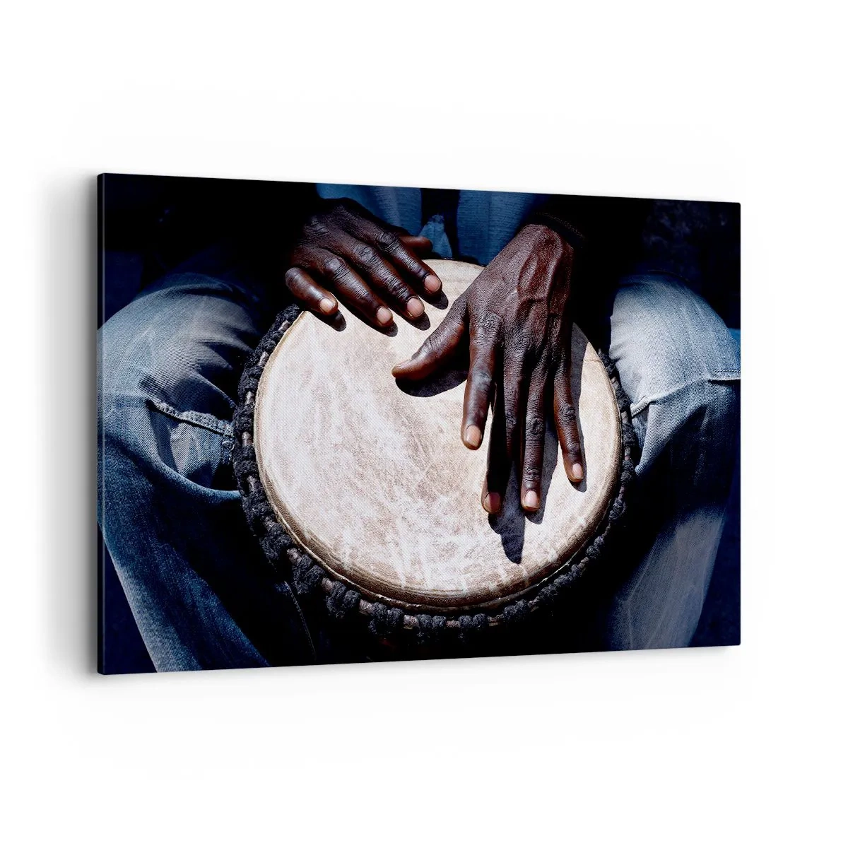 Bild auf Leinwand - Leinwandbild - Hände spielen eine Djembe-Trommel in einer dynamischen Komposition - 120x80cm - Lebe in deinem eigenen Rhythmus - Moderne Wanddekoration für Wohnzimmer und Schlafzimmer ARTTOR
