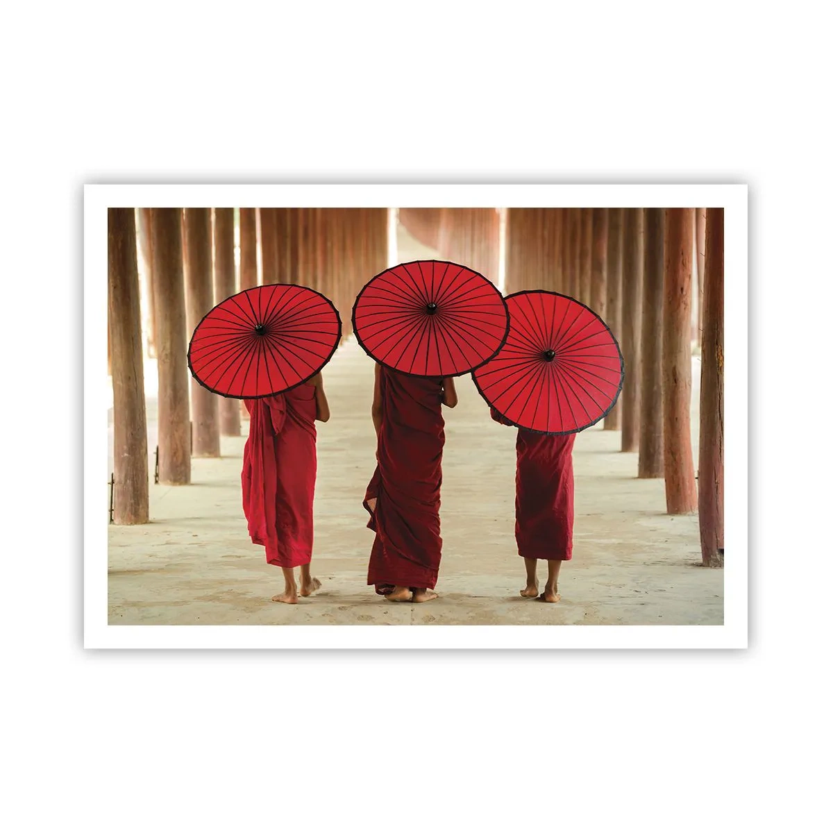 Poster - Drei Mönche mit roten Regenschirmen in traditioneller Architektur - 100x70cm - Auf dem Weg ins Reine Land - Moderne Wanddekoration für Wohnzimmer und Schlafzimmer ARTTOR