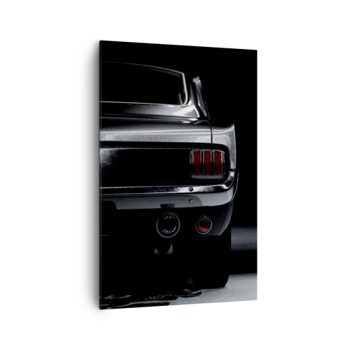 Bild auf Leinwand - Leinwandbild - Ein Schwarzweißbild des Hecks eines Oldtimers vor dunklem Hintergrund. - 80x120cm - Charme des Klassikers - Moderne Wanddekoration für Wohnzimmer und Schlafzimmer ARTTOR