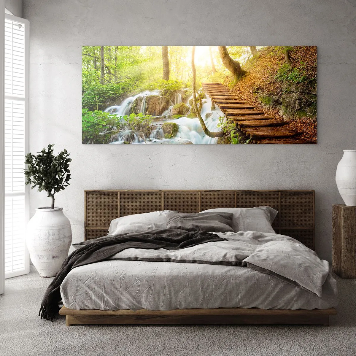 Glasbild - Bild auf glas - Waldweg mit Holztreppe am Wasserfall - 140x50cm - Eine ersehnte Kühle - Moderne Wanddekoration für Wohnzimmer und Schlafzimmer ARTTOR