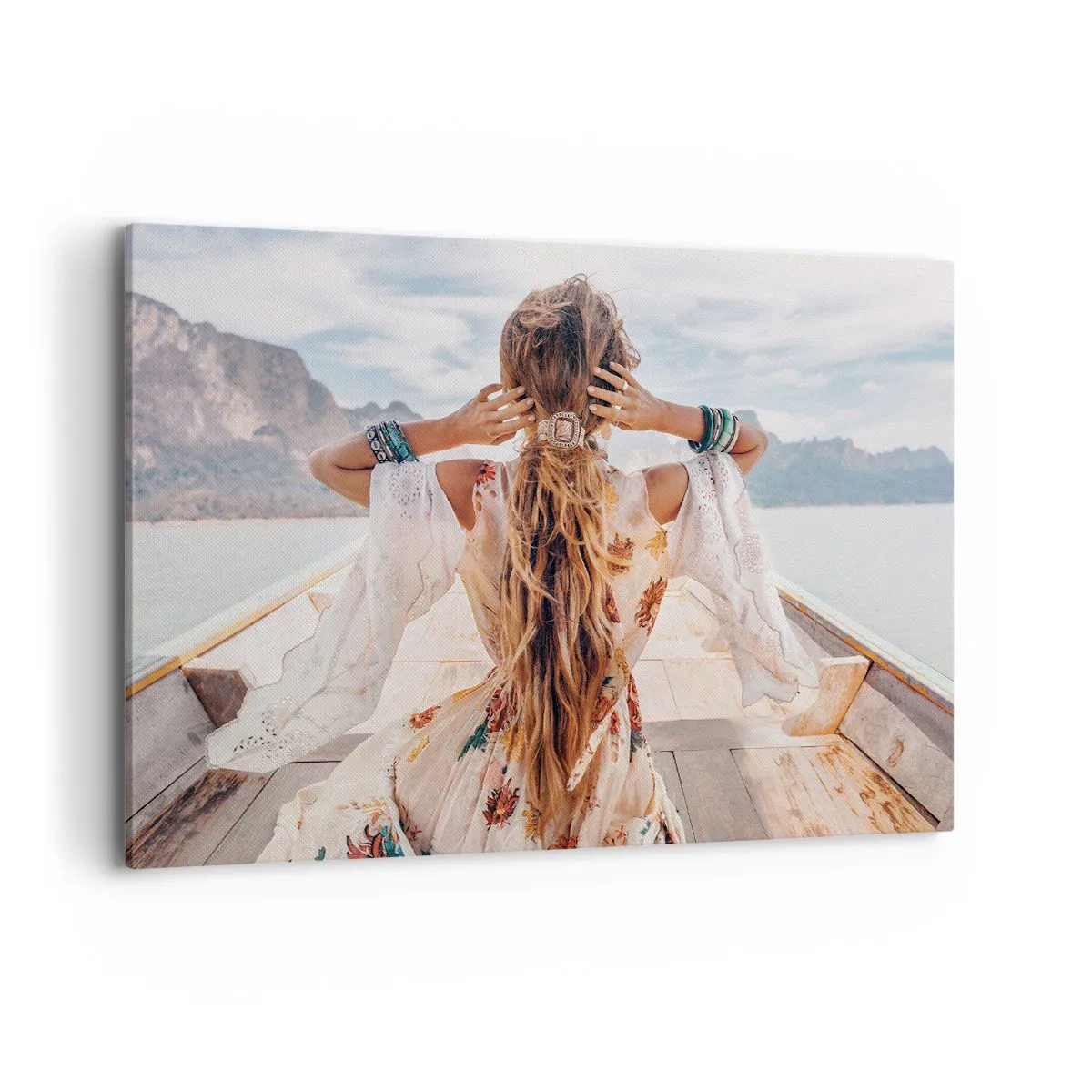 Bild auf Leinwand - Leinwandbild - Frau auf einem Boot mit Blick auf die Berge und das Wasser, Boho-Stil - 120x80cm - Auf dem Weg zum Glück - Moderne Wanddekoration für Wohnzimmer und Schlafzimmer ARTTOR