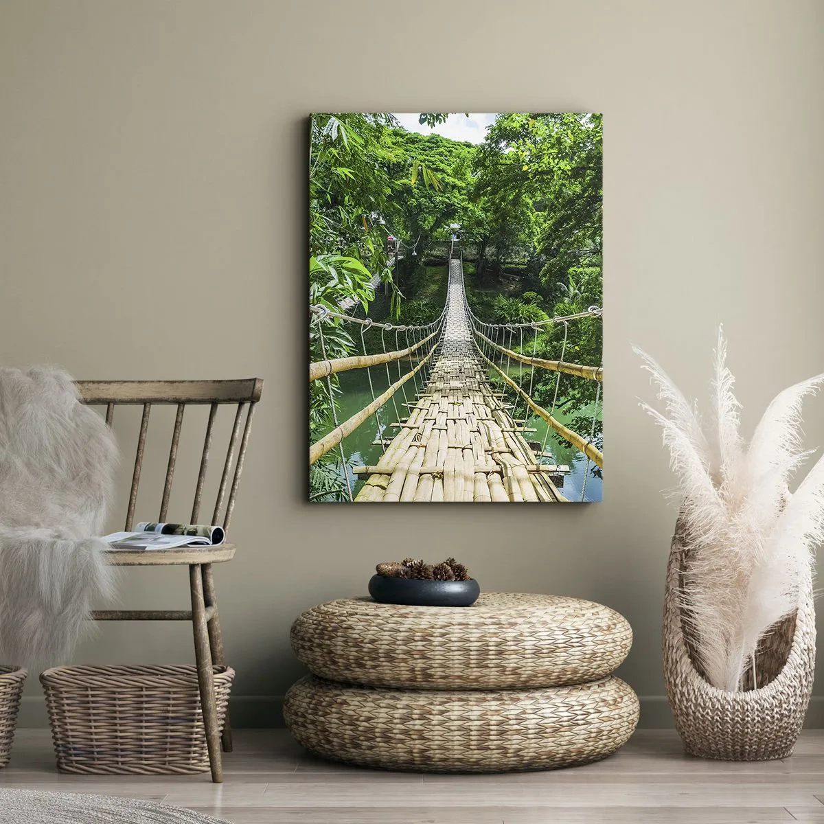Bild auf Leinwand - Leinwandbild - Eine hängende Bambusbrücke, umgeben von Grün - 50x70cm - Monkey Bridge über das Grün - Moderne Wanddekoration für Wohnzimmer und Schlafzimmer ARTTOR