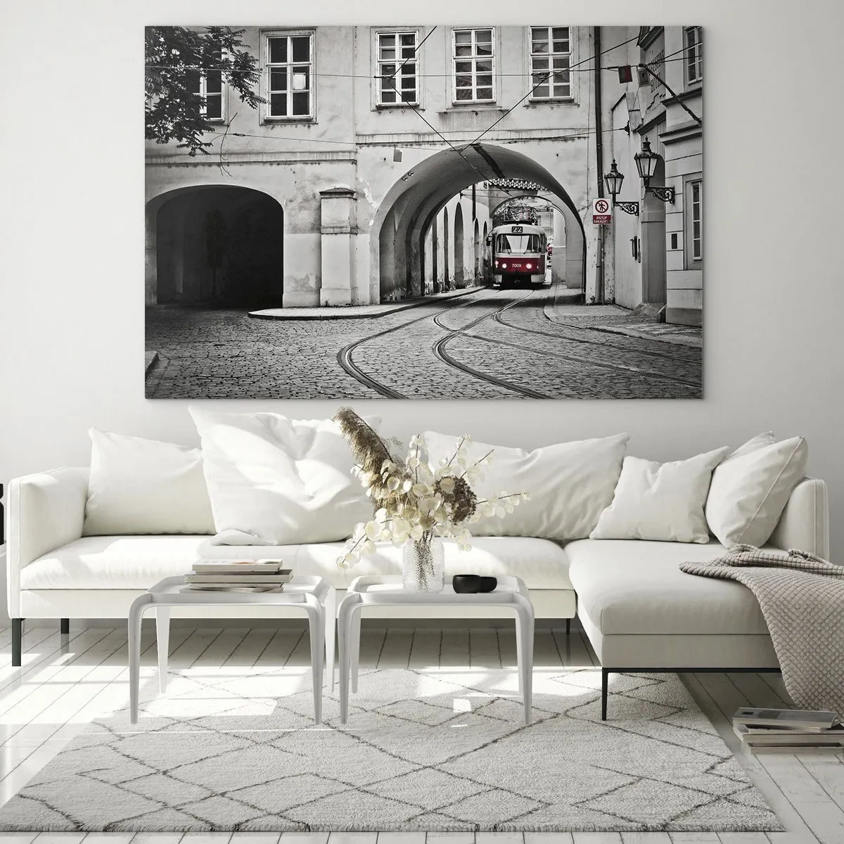 Glasbild - Bild auf glas - Schwarz-weiße Straßenbahn in einer alten Straße - 70x50cm - Durch das Stadtlabyrinth - Moderne Wanddekoration für Wohnzimmer und Schlafzimmer ARTTOR