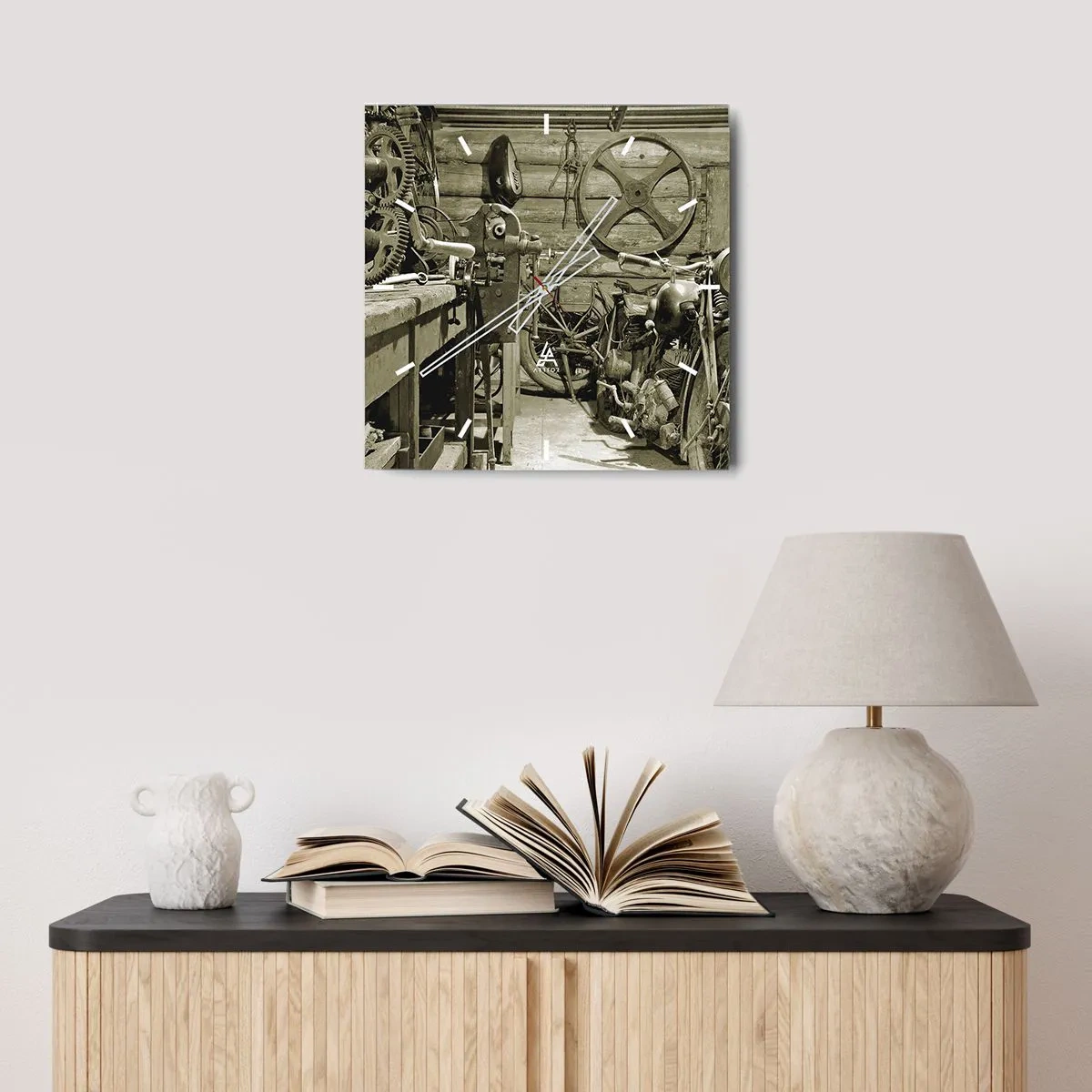Wanduhr - Glasuhr - Retro-Werkstatt mit Motorrädern und Werkzeug - 30x30cm - Im Schuppen von Onkel Władek - Moderne Wanddekoration für Wohnzimmer und Schlafzimmer ARTTOR