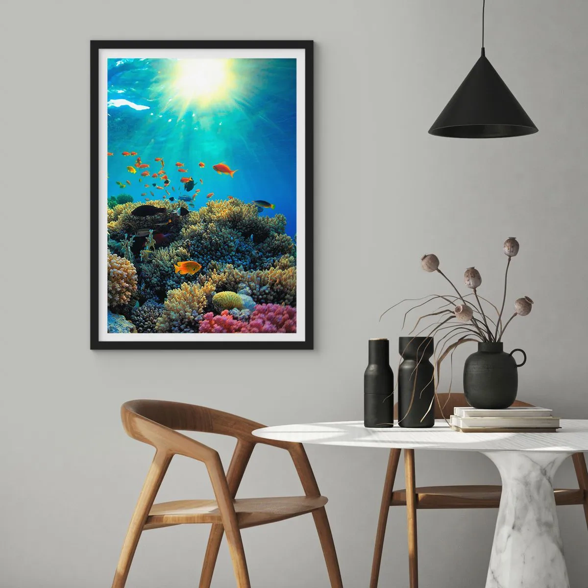 Poster in einem schwarzem Rahmen - Unterwasserlandschaft mit Korallenriff und bunten Fischen - 50x70cm - Unterwasserschätze - Moderne Wanddekoration für Wohnzimmer und Schlafzimmer ARTTOR