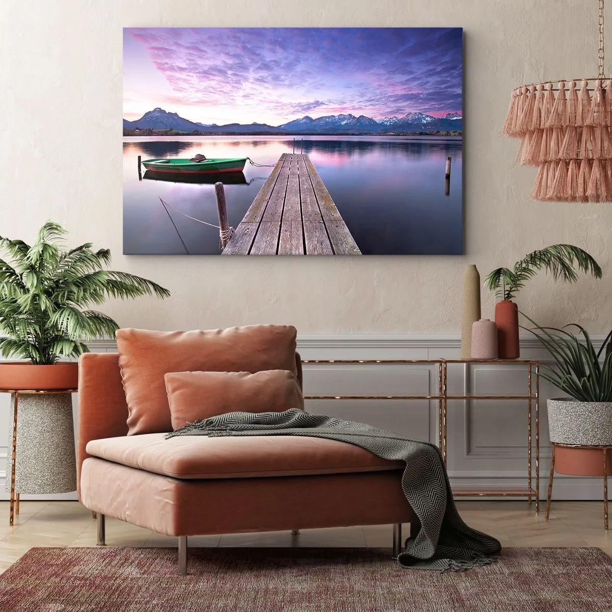Bild auf Leinwand - Leinwandbild - Ein Holzsteg mit einem Boot auf einem von Bergen umgebenen See bei Sonnenuntergang - 120x80cm - Freundliche Stille - Moderne Wanddekoration für Wohnzimmer und Schlafzimmer ARTTOR
