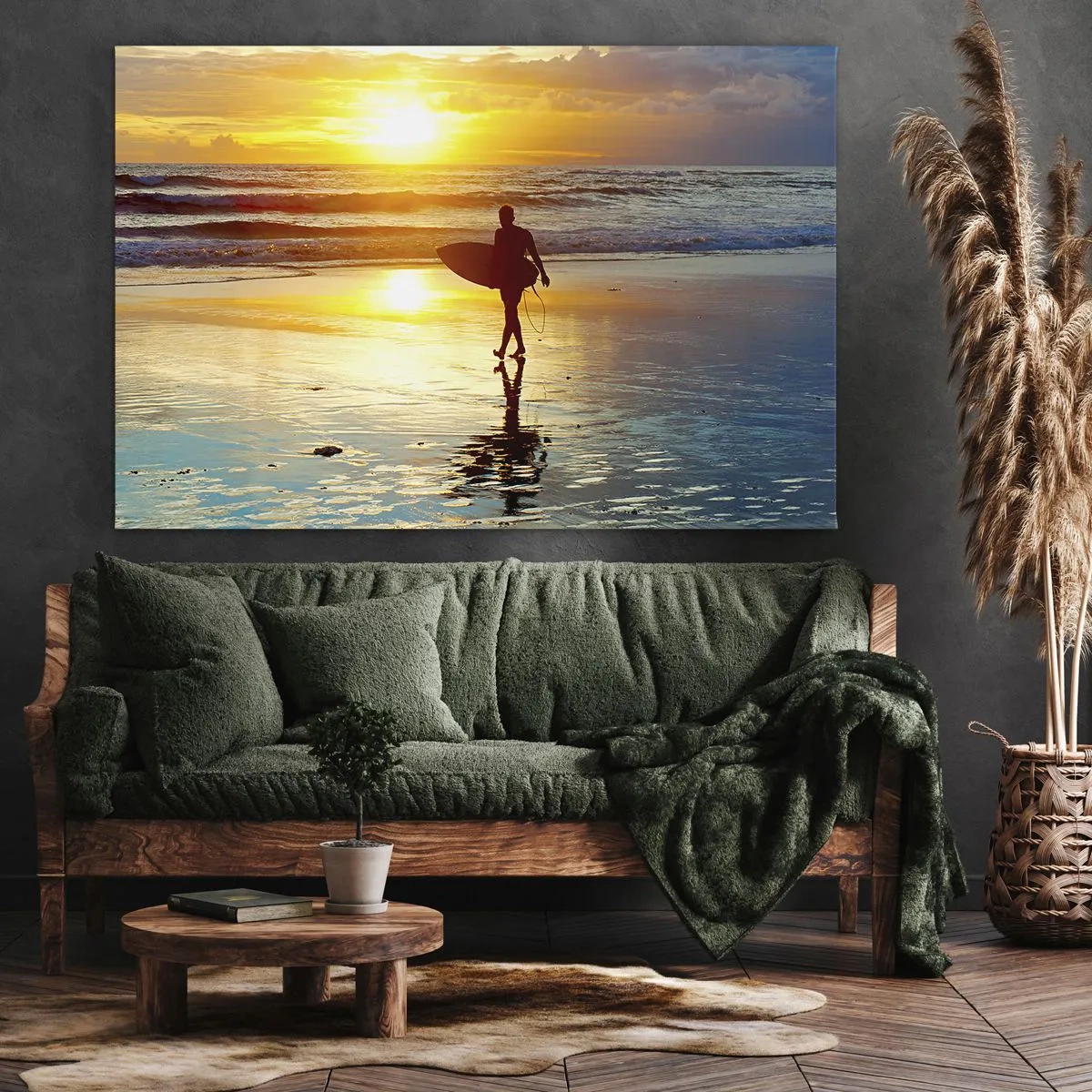 Bild auf Leinwand - Leinwandbild - Ein Surfer geht bei Sonnenuntergang mit einem Brett in der Hand am Strand spazieren. - 70x50cm - Die Rückkehr des Kriegers - Moderne Wanddekoration für Wohnzimmer und Schlafzimmer ARTTOR