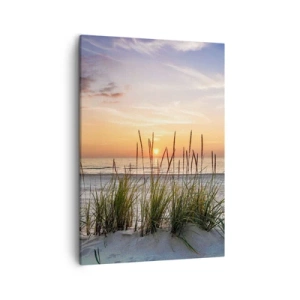 Bild auf Leinwand - Leinwandbild - Ein Sandstrand bei Sonnenuntergang mit Gras im Hintergrund - 50x70cm - Schau, denk, fühl - Moderne Wanddekoration für Wohnzimmer und Schlafzimmer ARTTOR