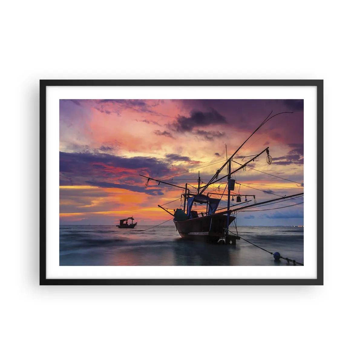 Poster in einem schwarzem Rahmen - Ein Fischerboot vor der Kulisse eines farbenfrohen Sonnenuntergangs - 70x50cm - Exotischer Abend - Moderne Wanddekoration für Wohnzimmer und Schlafzimmer ARTTOR