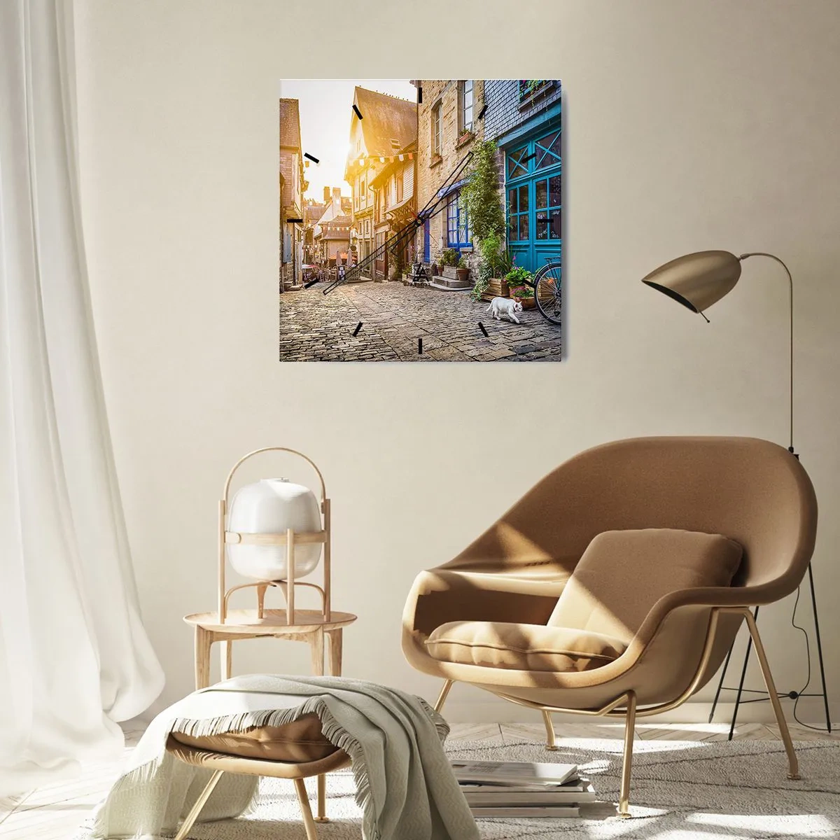 Wanduhr - Glasuhr - Eine charmante Straße mit Steinpflaster im Sonnenlicht - 30x30cm - Der weiße Geist der Stadt - Moderne Wanddekoration für Wohnzimmer und Schlafzimmer ARTTOR