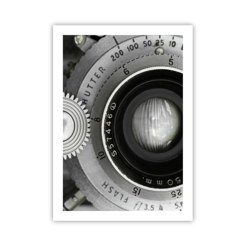 Poster - Nahaufnahme eines Kameraobjektivs mit metallischen Details - 50x70cm - Eine Story über Hollywood - Moderne Wanddekoration für Wohnzimmer und Schlafzimmer ARTTOR