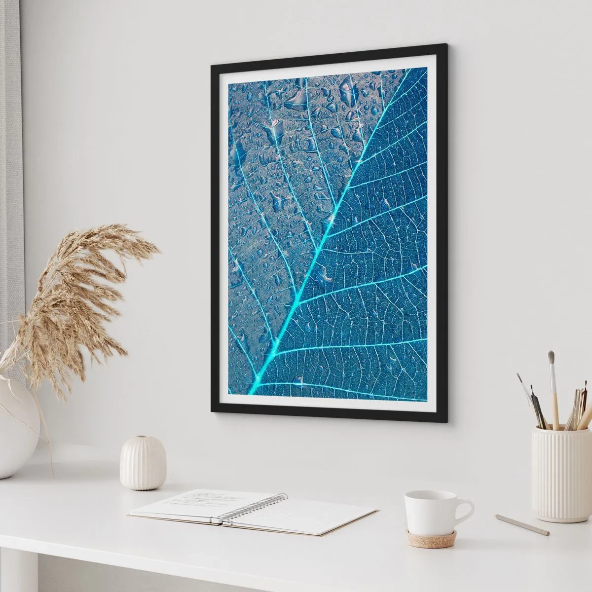 Poster in einem schwarzem Rahmen - Nahaufnahme eines Blattes in Blautönen - 50x70cm - Leben in Blau - Moderne Wanddekoration für Wohnzimmer und Schlafzimmer ARTTOR