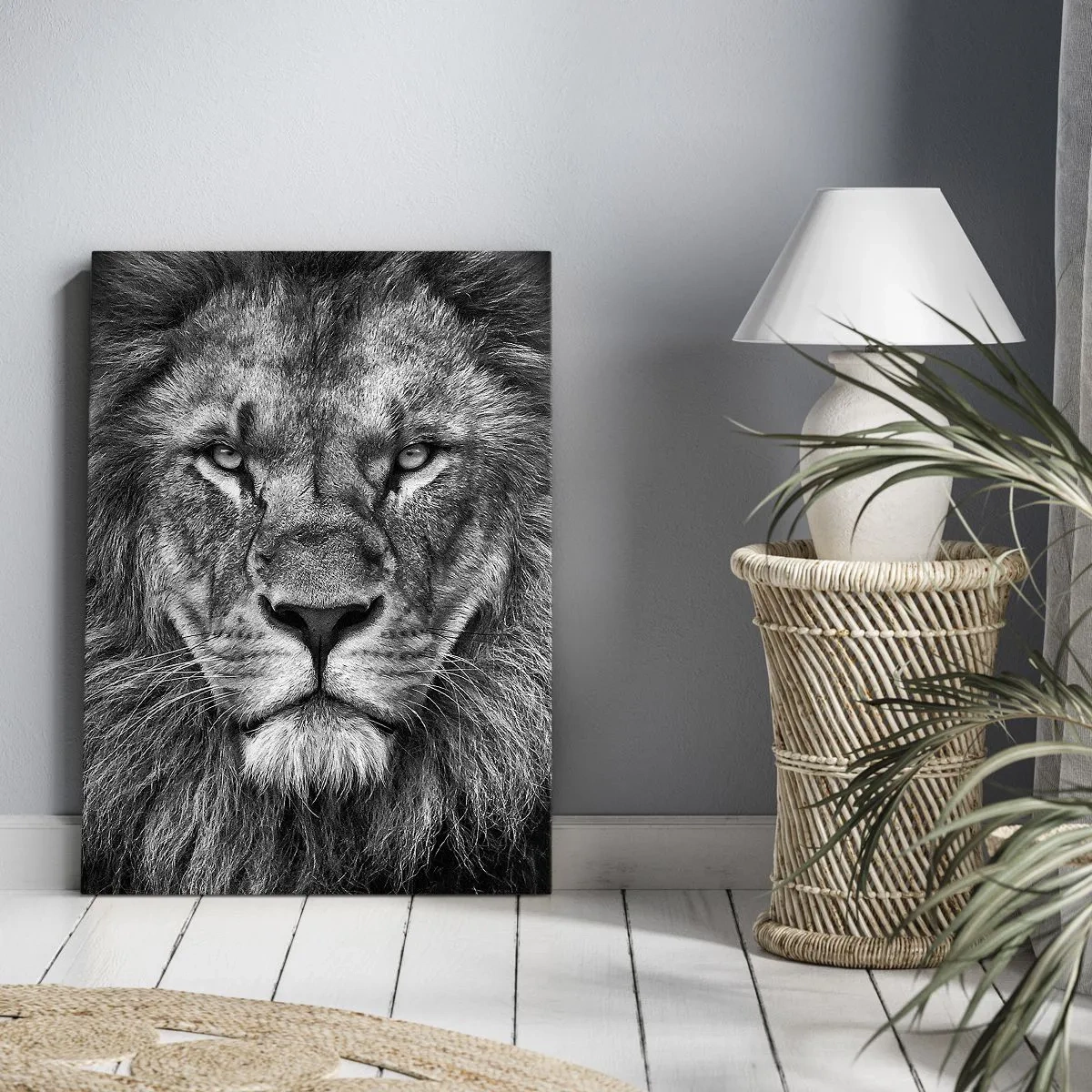 Bild auf Leinwand - Leinwandbild - Porträt eines majestätischen Löwen in Schwarz und Weiß - 50x70cm - Im Krönungsgewand - Moderne Wanddekoration für Wohnzimmer und Schlafzimmer ARTTOR