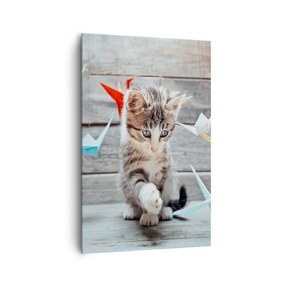 Bild auf Leinwand - Leinwandbild - Ein Kätzchen spielt mit hängenden Origami-Papierkranichen. - 80x120cm - Erste Stunde - Moderne Wanddekoration für Wohnzimmer und Schlafzimmer ARTTOR