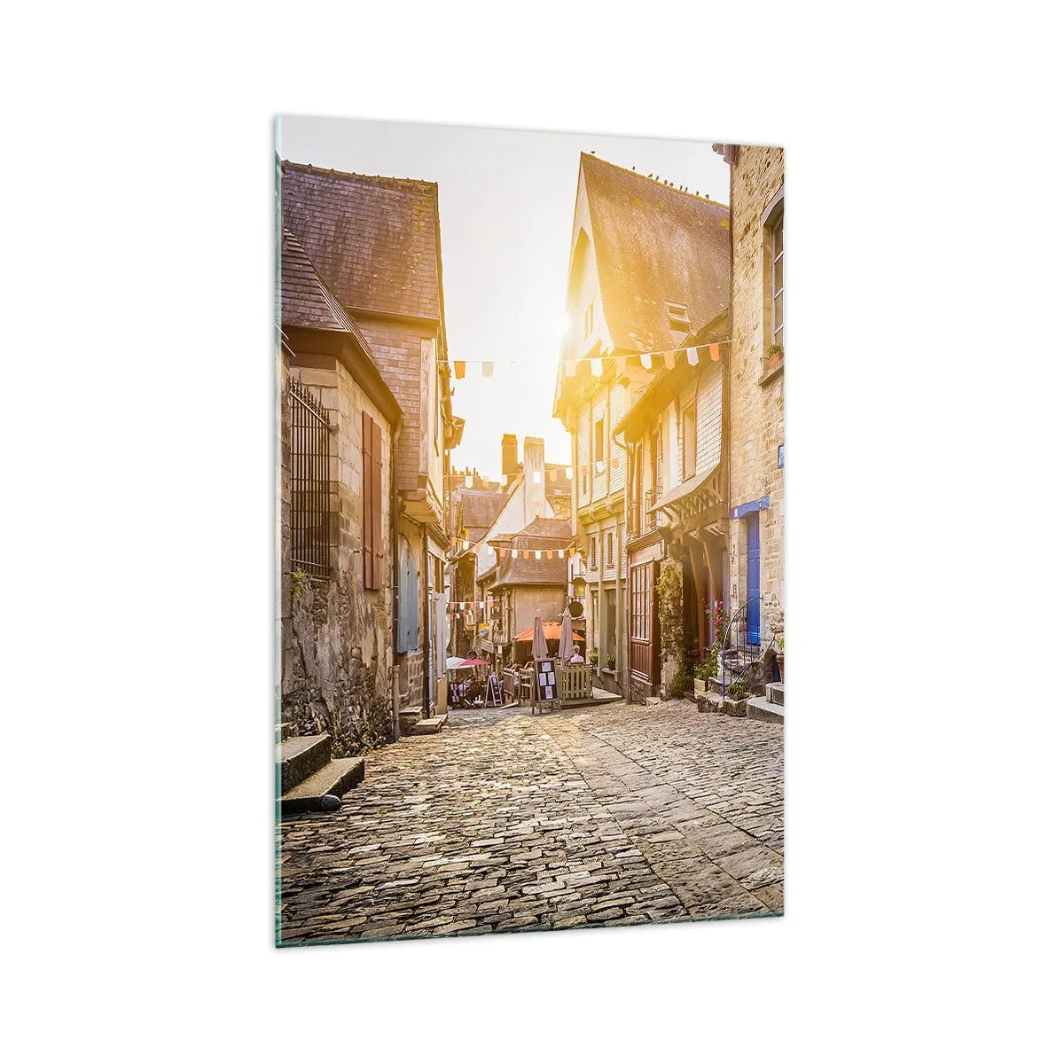 Glasbild - Bild auf glas - Eine charmante Straße mit Steinpflaster im Sonnenlicht - 70x100cm - Der weiße Geist der Stadt - Moderne Wanddekoration für Wohnzimmer und Schlafzimmer ARTTOR