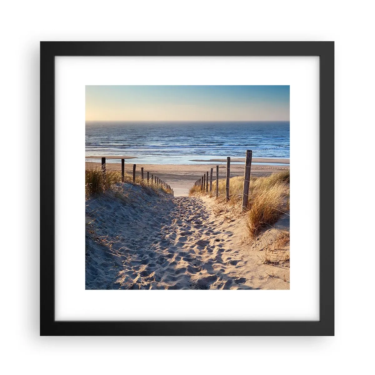 Poster in einem schwarzem Rahmen - Das Rauschen des Meeres, der Gesang der Vögel, ein wilder Strand im Gras ... - 30x30 cm