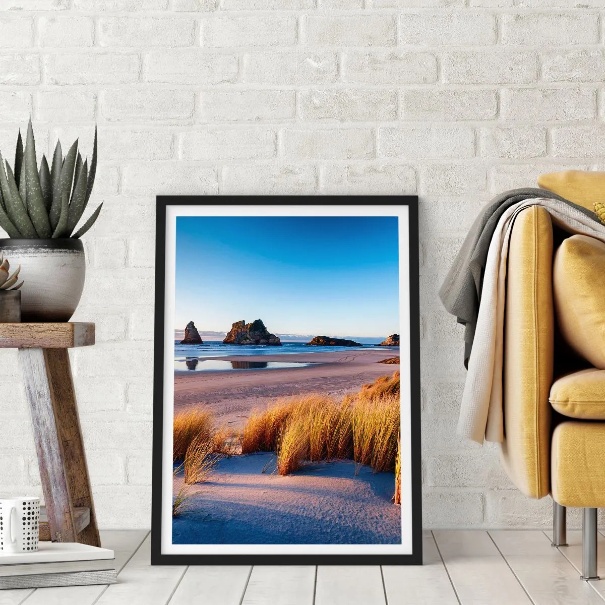 Poster in einem schwarzem Rahmen - Ein malerischer Strand mit Gräsern und Felsen vor der Kulisse eines ruhigen Ozeans - 50x70cm - Für Friedenssuchende - Moderne Wanddekoration für Wohnzimmer und Schlafzimmer ARTTOR