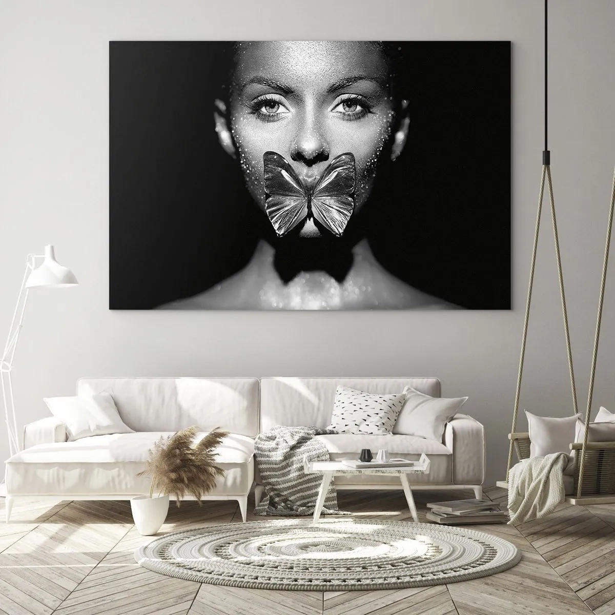 Glasbild - Bild auf glas - Porträt einer Frau mit einem Schmetterling auf den Lippen in Schwarzweiß - 120x80cm - Schmetterlingskuss - Moderne Wanddekoration für Wohnzimmer und Schlafzimmer ARTTOR
