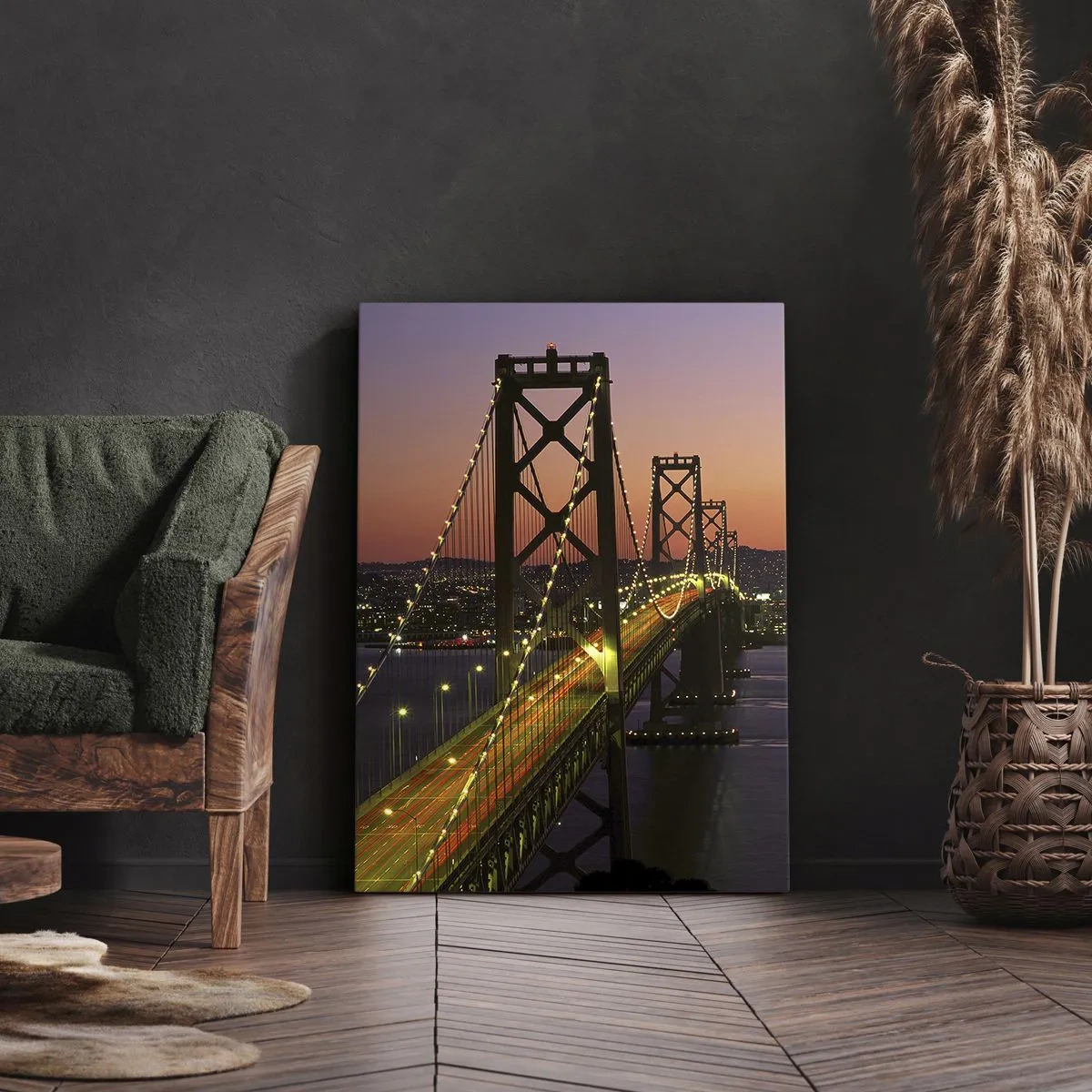 Bild auf Leinwand - Leinwandbild - Eine nachts beleuchtete Brücke über dem Wasser mit Panoramablick auf die Stadt - 70x100cm - Violetter Abend - Moderne Wanddekoration für Wohnzimmer und Schlafzimmer ARTTOR