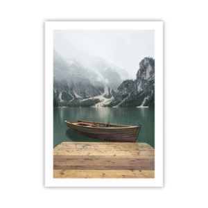 Poster - Ein Boot am Pier mit Bergen und einem See im Hintergrund - 50x70cm - Und die stolzen Felsen der Stirn - Moderne Wanddekoration für Wohnzimmer und Schlafzimmer ARTTOR