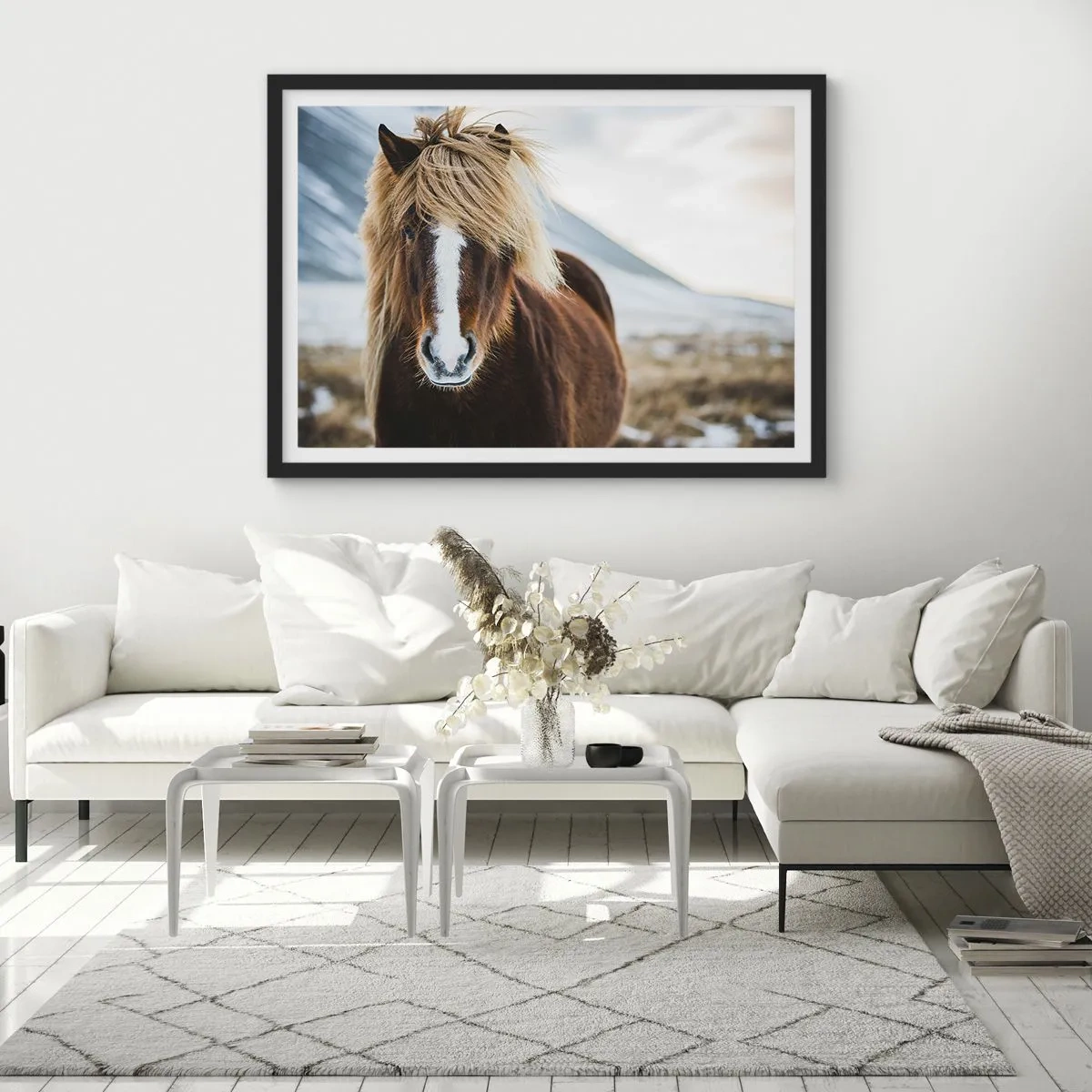 Poster in einem schwarzem Rahmen - Islandpferd vor einer Berglandschaft - 70x50cm - Spürst du die Freiheit? - Moderne Wanddekoration für Wohnzimmer und Schlafzimmer ARTTOR