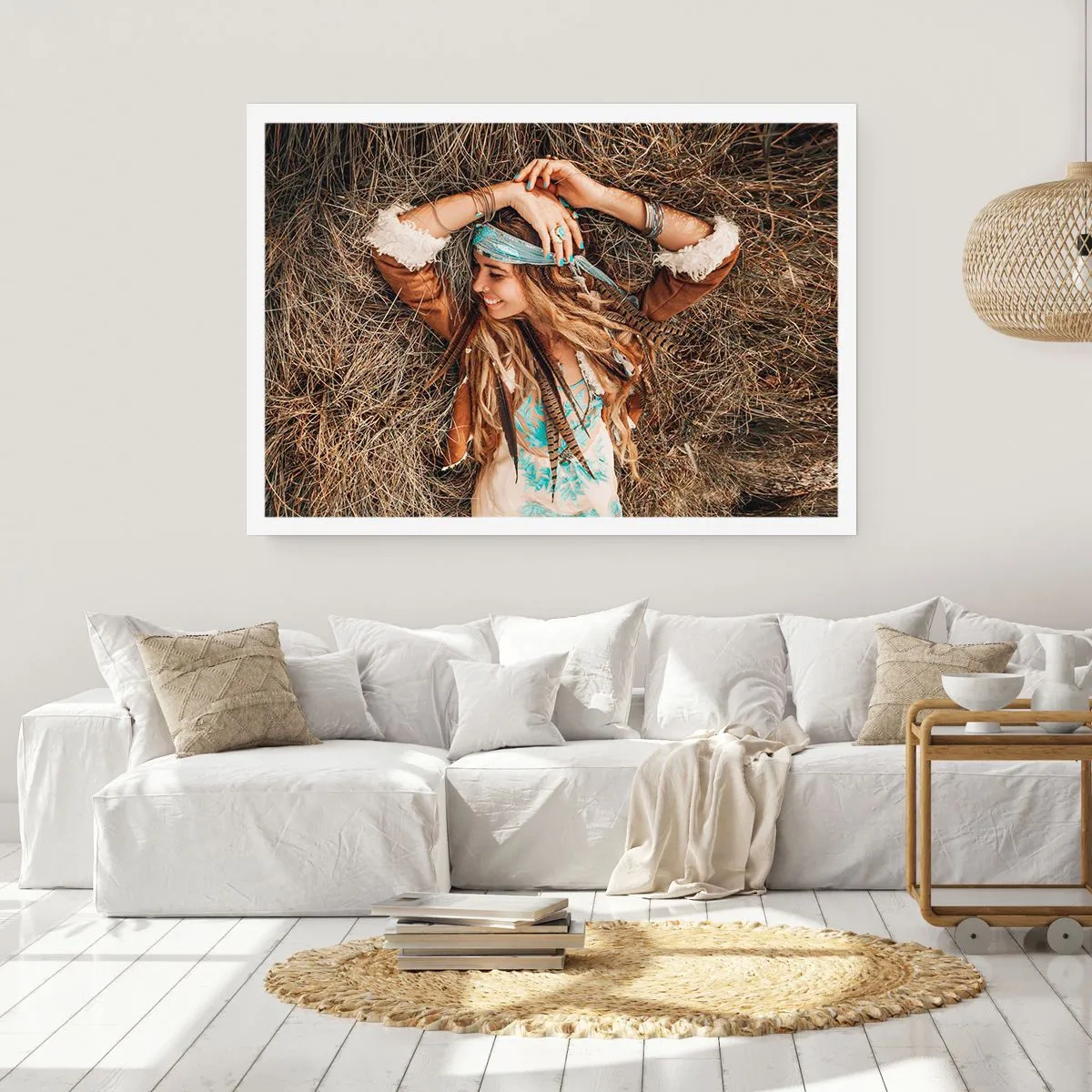 Poster - Frau im Boho-Stil liegt auf Heu - 100x70cm - Auf dem Weg in den Sommer der Liebe - Moderne Wanddekoration für Wohnzimmer und Schlafzimmer ARTTOR