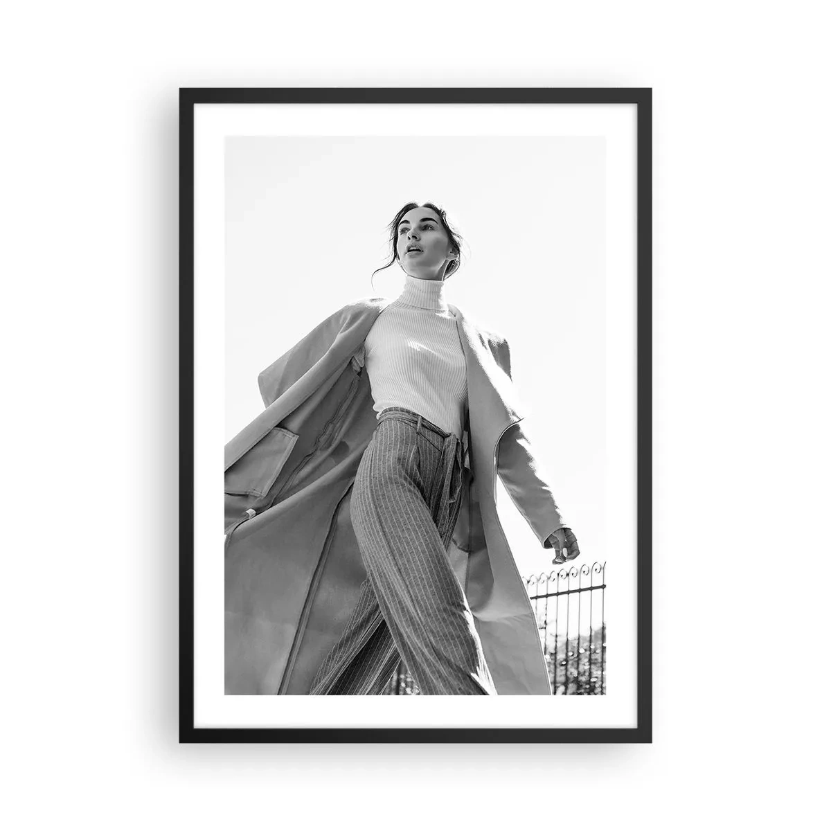Poster in einem schwarzem Rahmen - Eine stilvolle Frau in einem langen Mantel schreitet mit Zuversicht - 50x70cm - Gehst du mit mir? - Moderne Wanddekoration für Wohnzimmer und Schlafzimmer ARTTOR