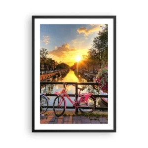 Poster in einem schwarzem Rahmen - Ein rosa Fahrrad auf einer Brücke über einem Kanal bei Sonnenuntergang - 50x70cm - Frühlingsmorgen in Amsterdam - Moderne Wanddekoration für Wohnzimmer und Schlafzimmer ARTTOR