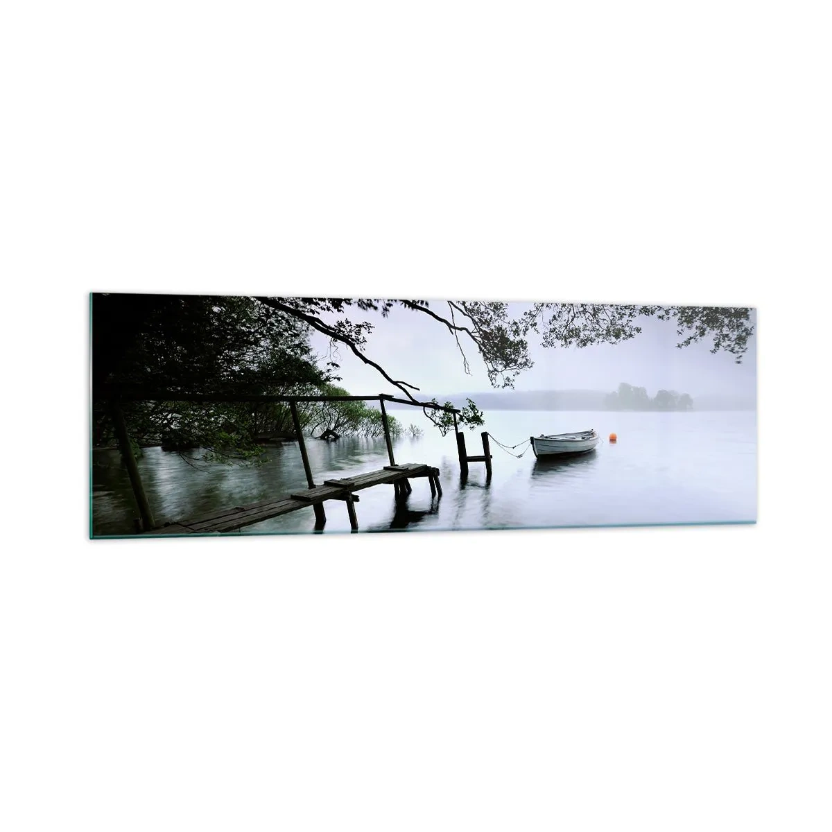 Glasbild - Bild auf glas - Ein Steg über dem Wasser mit einem Boot im Hintergrund, umgeben von einer nebligen Landschaft - 160x50cm - Du ruhst dich schon aus - Moderne Wanddekoration für Wohnzimmer und Schlafzimmer ARTTOR