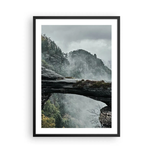 Poster in einem schwarzem Rahmen - Ein Foto einer geheimnisvollen, in Nebel gehüllten Felsbrücke in einer Berglandschaft. - 50x70cm - Abenteuer beginnt gleich - Moderne Wanddekoration für Wohnzimmer und Schlafzimmer ARTTOR