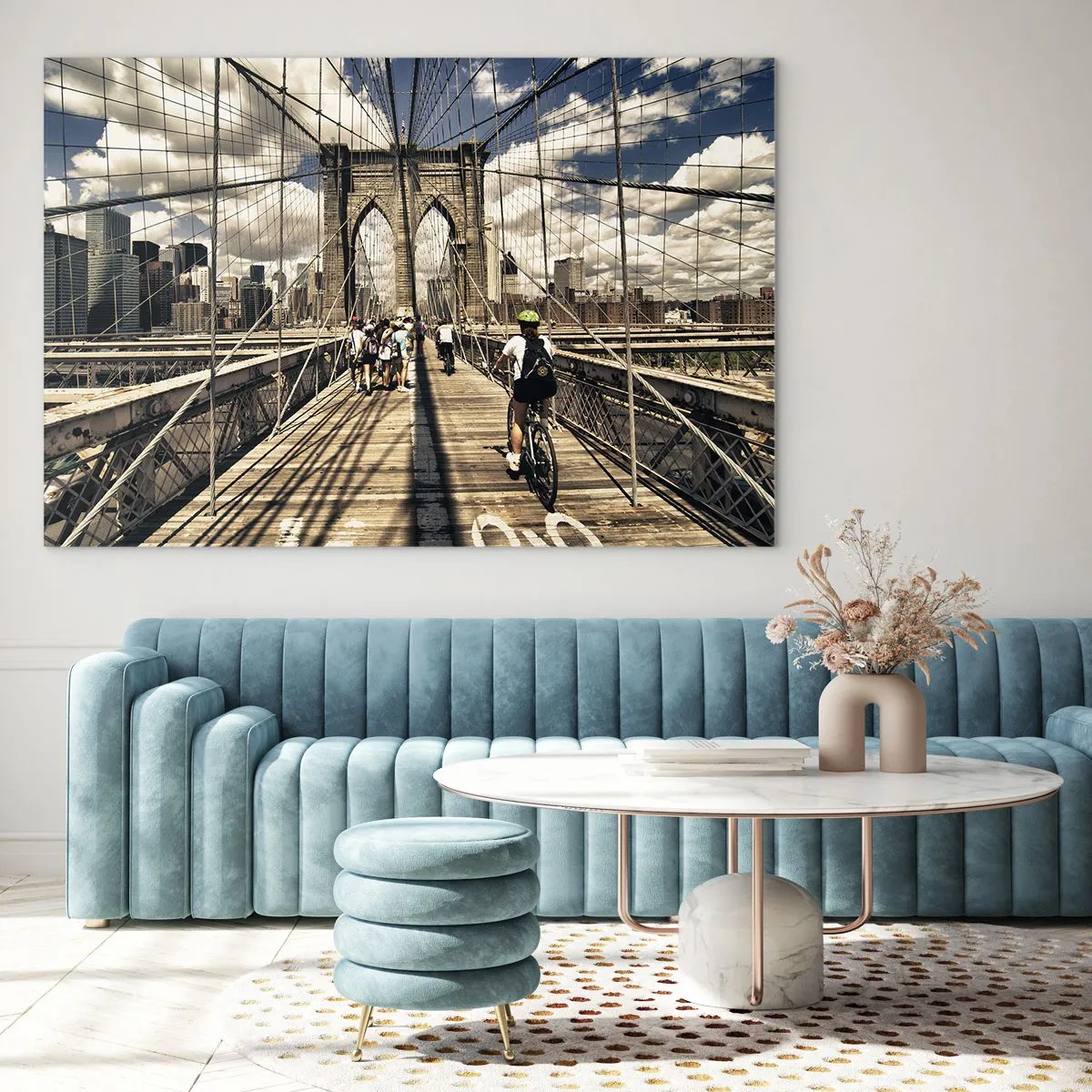 Glasbild - Bild auf glas - Die Brooklyn Bridge an einem sonnigen Tag mit Fußgängern und Radfahrern - 120x80cm - Direkt ins Herz der Stadt - Moderne Wanddekoration für Wohnzimmer und Schlafzimmer ARTTOR