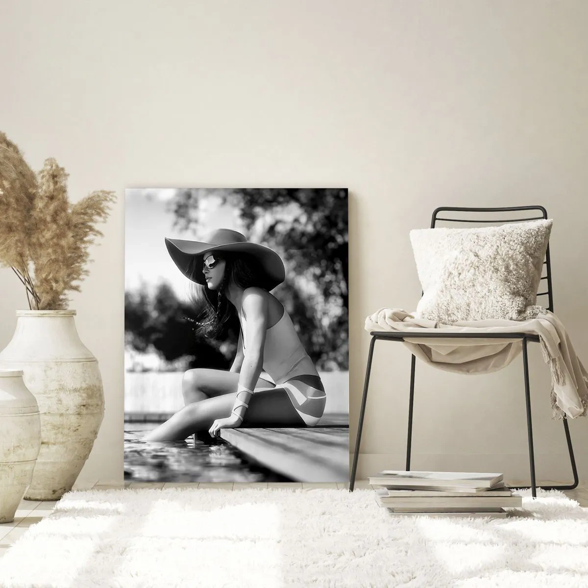 Glasbild - Bild auf glas - Frau mit Hut am Pool in Schwarz und Weiß - 80x120cm - Sommertraum - Moderne Wanddekoration für Wohnzimmer und Schlafzimmer ARTTOR