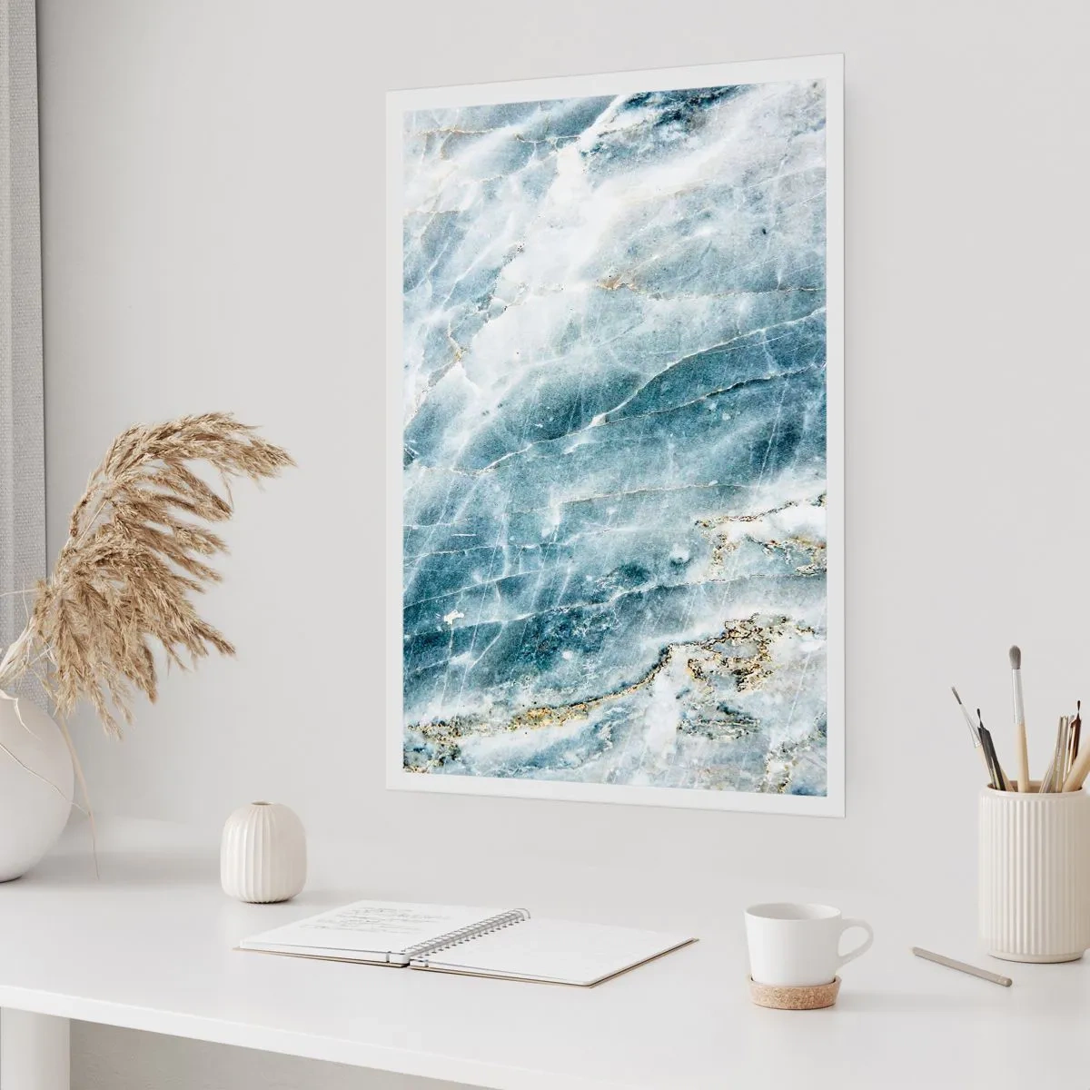 Poster - Blauer Marmor mit subtilen goldenen Adern - 50x70cm - Eiswelt - Moderne Wanddekoration für Wohnzimmer und Schlafzimmer ARTTOR