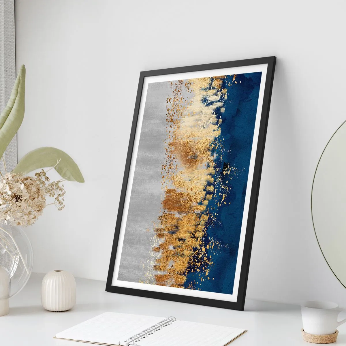 Poster in einem schwarzem Rahmen - Eine abstrakte Komposition in Marineblau-, Gold- und Silbertönen - 50x70cm - Moderne Komposition mit Glanz - Moderne Wanddekoration für Wohnzimmer und Schlafzimmer ARTTOR