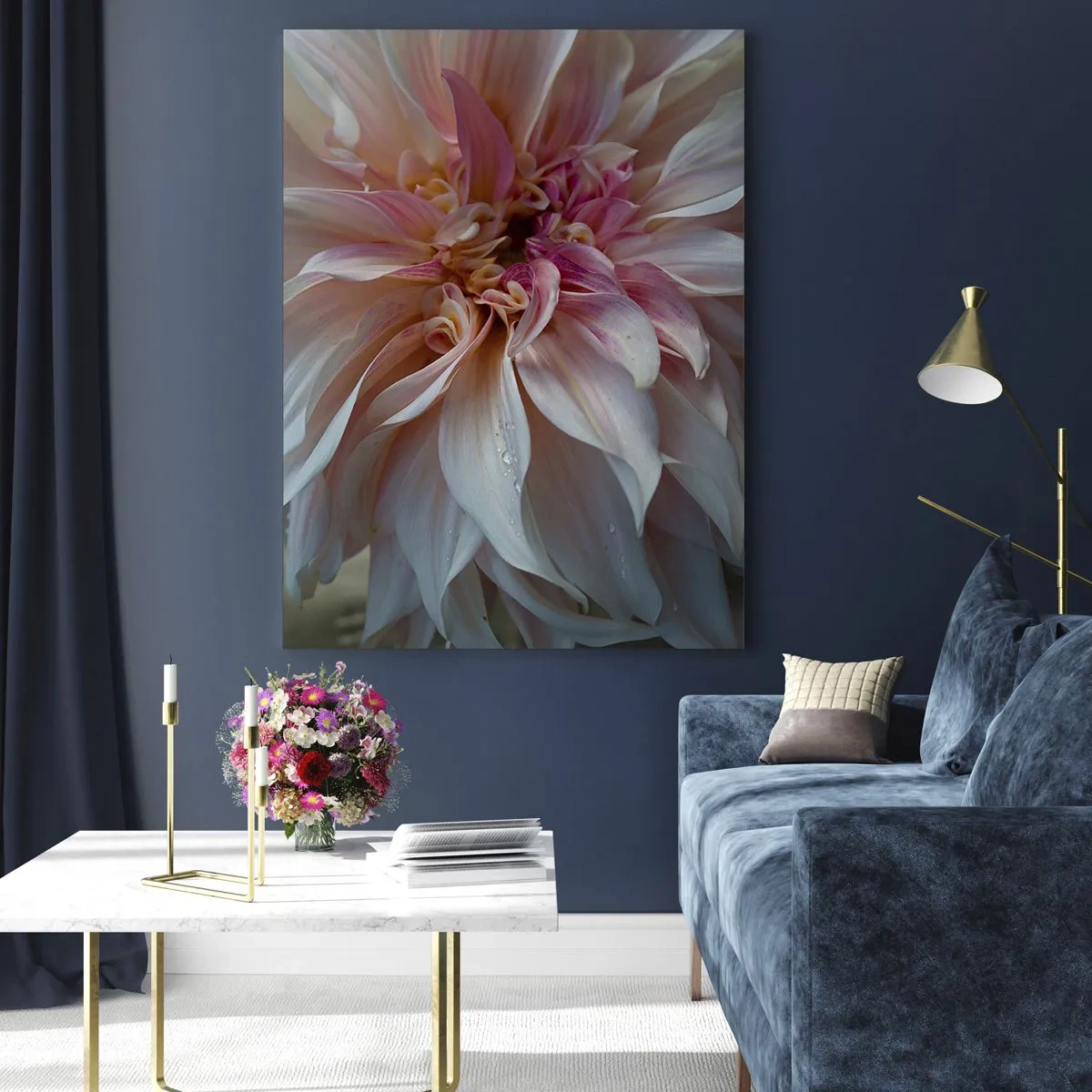 Glasbild - Bild auf glas - Nahaufnahme von zarten rosa Blütenblättern mit Wassertropfen - 70x100cm - Blühende Frische - Moderne Wanddekoration für Wohnzimmer und Schlafzimmer ARTTOR