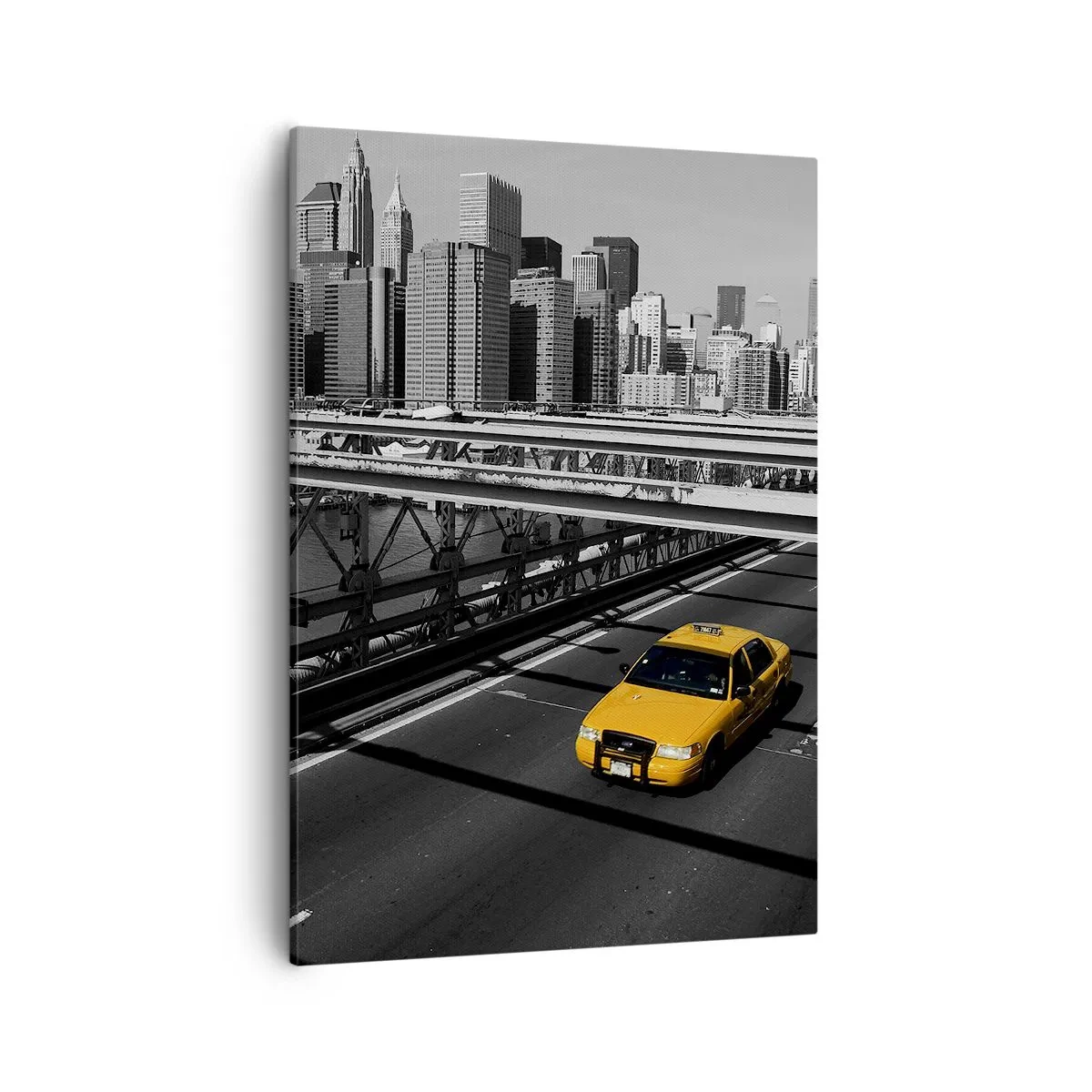 Bild auf Leinwand - Leinwandbild - Gelbes Taxi auf einer Brücke mit Blick auf die Skyline von New York - 50x70cm - Die Farbe einer Großstadt - Moderne Wanddekoration für Wohnzimmer und Schlafzimmer ARTTOR