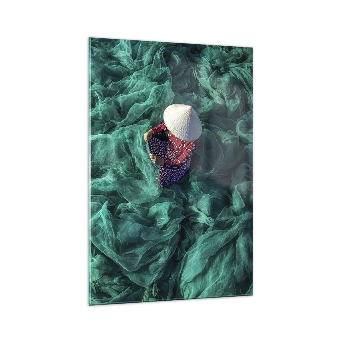 Glasbild - Bild auf glas - Eine Person mit Hut zwischen grünen Fischernetzen - 70x100cm - In einem Meer aus Netzen - Moderne Wanddekoration für Wohnzimmer und Schlafzimmer ARTTOR