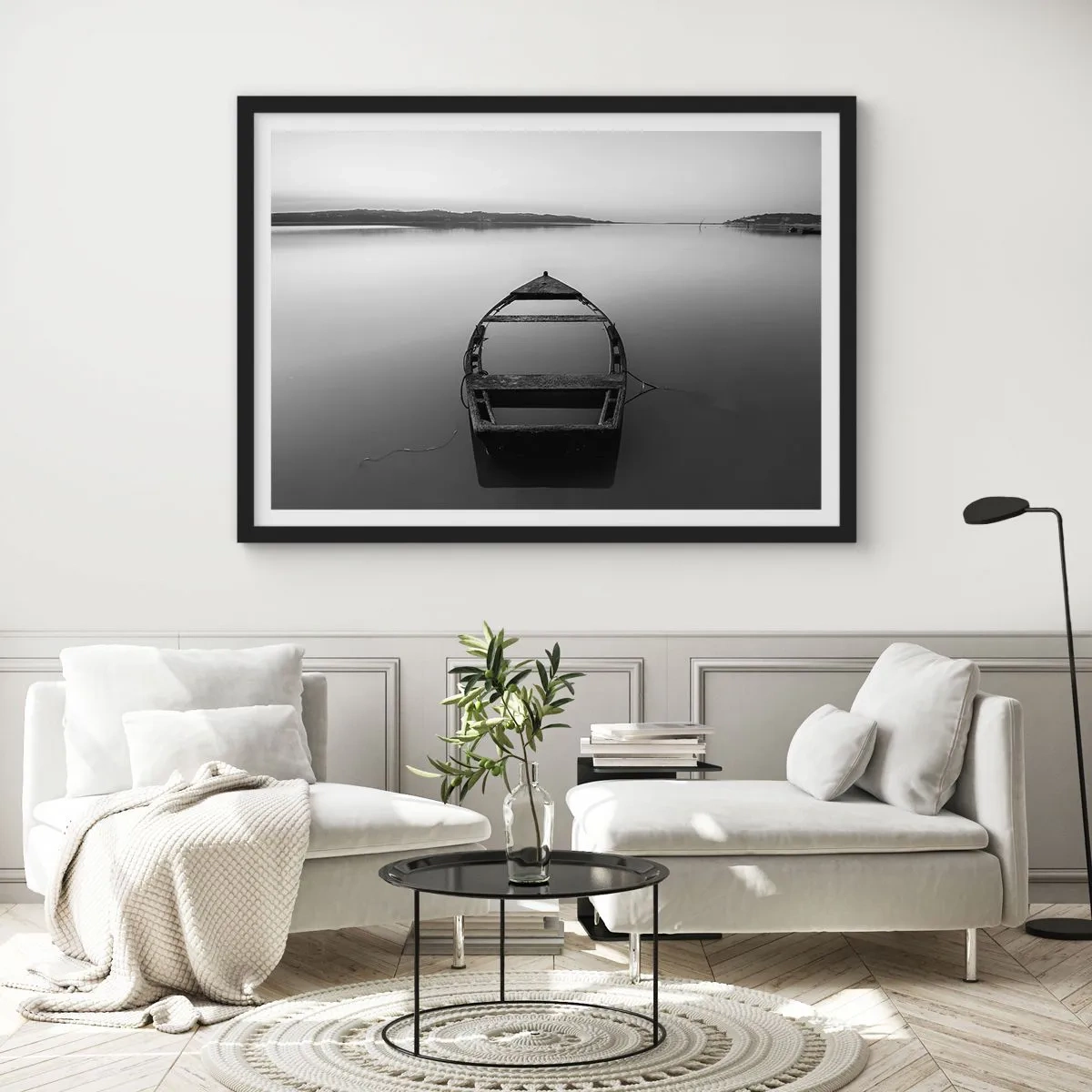 Poster in einem schwarzem Rahmen - Ein einsames Boot auf einem ruhigen See in Schwarz-Weiß-Tönen - 70x50cm - Sehnsucht und Melancholie - Moderne Wanddekoration für Wohnzimmer und Schlafzimmer ARTTOR