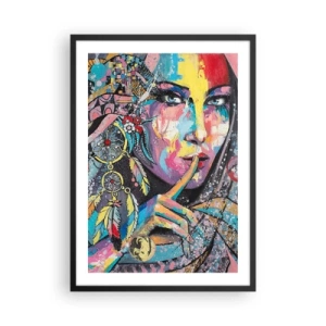 Poster in einem schwarzem Rahmen - Farbenfrohes Porträt einer Frau mit Federn und einem Traumfänger - 50x70cm - Sei still, bis du verstehst - Moderne Wanddekoration für Wohnzimmer und Schlafzimmer ARTTOR
