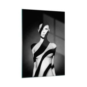 Glasbild - Bild auf glas - Schwarz-Weiß-Porträt einer Frau mit markanten Schatten - 50x70cm - In Glanz und Schatten - Moderne Wanddekoration für Wohnzimmer und Schlafzimmer ARTTOR