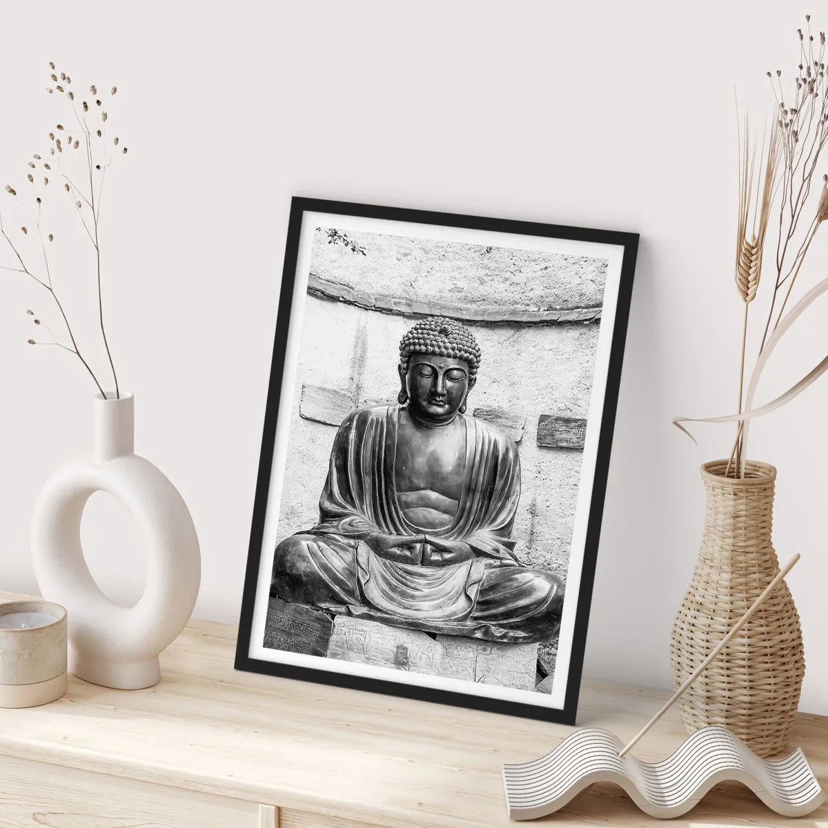 Poster in einem schwarzem Rahmen - Eine Skulptur von Buddha in meditativer Haltung in monochromen Tönen - 50x70cm - An der Quelle des Friedens - Moderne Wanddekoration für Wohnzimmer und Schlafzimmer ARTTOR