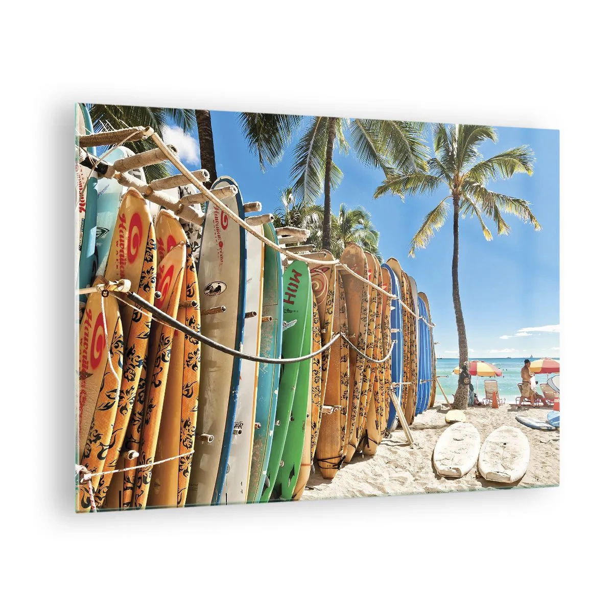 Glasbild - Bild auf glas - Bunte Surfbretter an einem tropischen Strand - 70x50cm - Sonniger Spaß - Moderne Wanddekoration für Wohnzimmer und Schlafzimmer ARTTOR