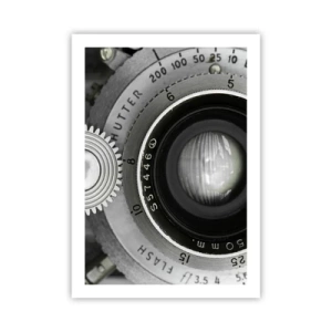 Poster - Nahaufnahme eines Kameraobjektivs mit metallischen Details - 50x70cm - Eine Story über Hollywood - Moderne Wanddekoration für Wohnzimmer und Schlafzimmer ARTTOR