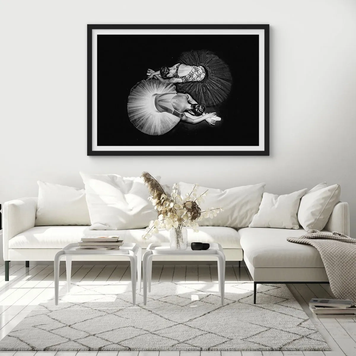 Poster in einem schwarzem Rahmen - Ein Schwarzweißbild von zwei Ballerinas in einer dynamischen Pose. - 70x50cm - Jin und Jang – perfekte Balance - Moderne Wanddekoration für Wohnzimmer und Schlafzimmer ARTTOR
