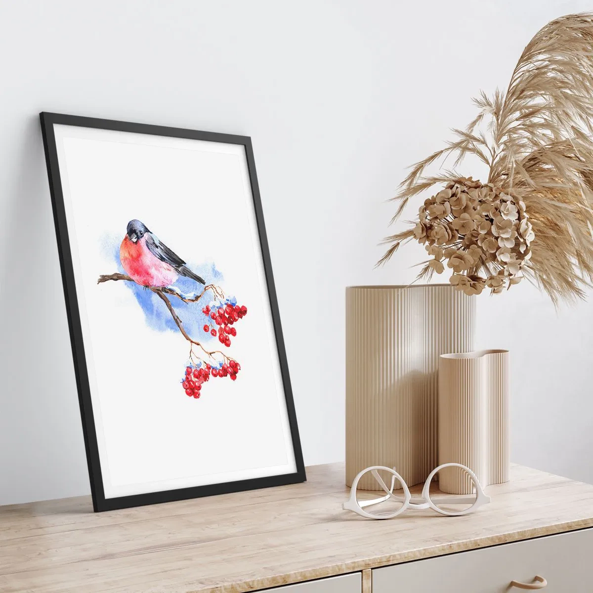 Poster in einem schwarzem Rahmen - Ein Vogel auf einem Ast mit roten Früchten - 50x70cm - Winter in Farbe - Moderne Wanddekoration für Wohnzimmer und Schlafzimmer ARTTOR