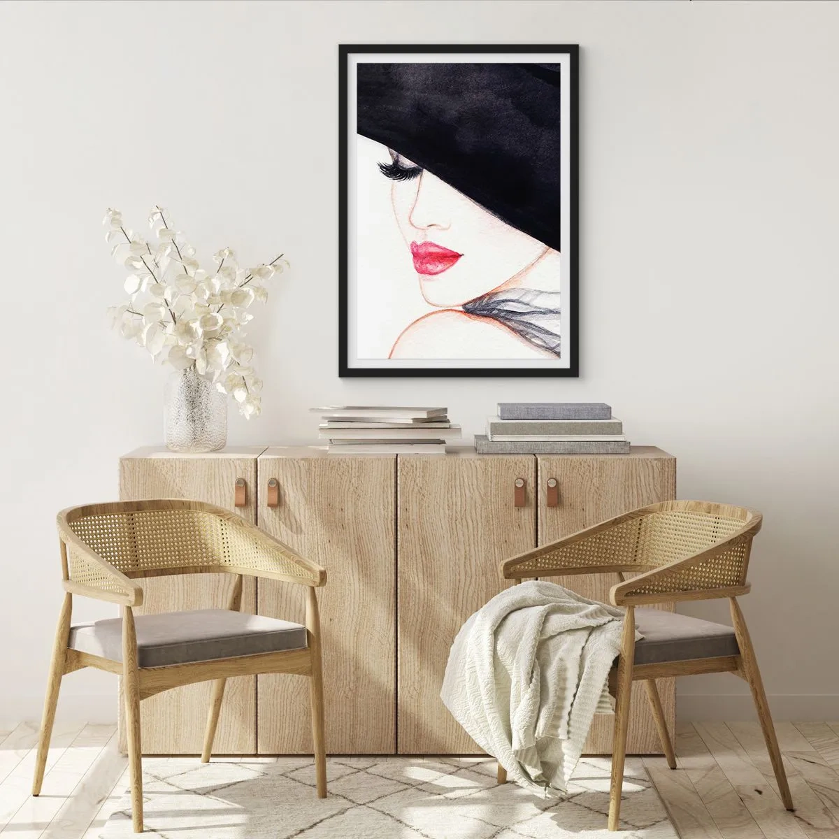 Poster in einem schwarzem Rahmen - Porträt einer Frau mit schwarzem Hut und roten Lippen - 50x70cm - Eleganz und Sinnlichkeit - Moderne Wanddekoration für Wohnzimmer und Schlafzimmer ARTTOR