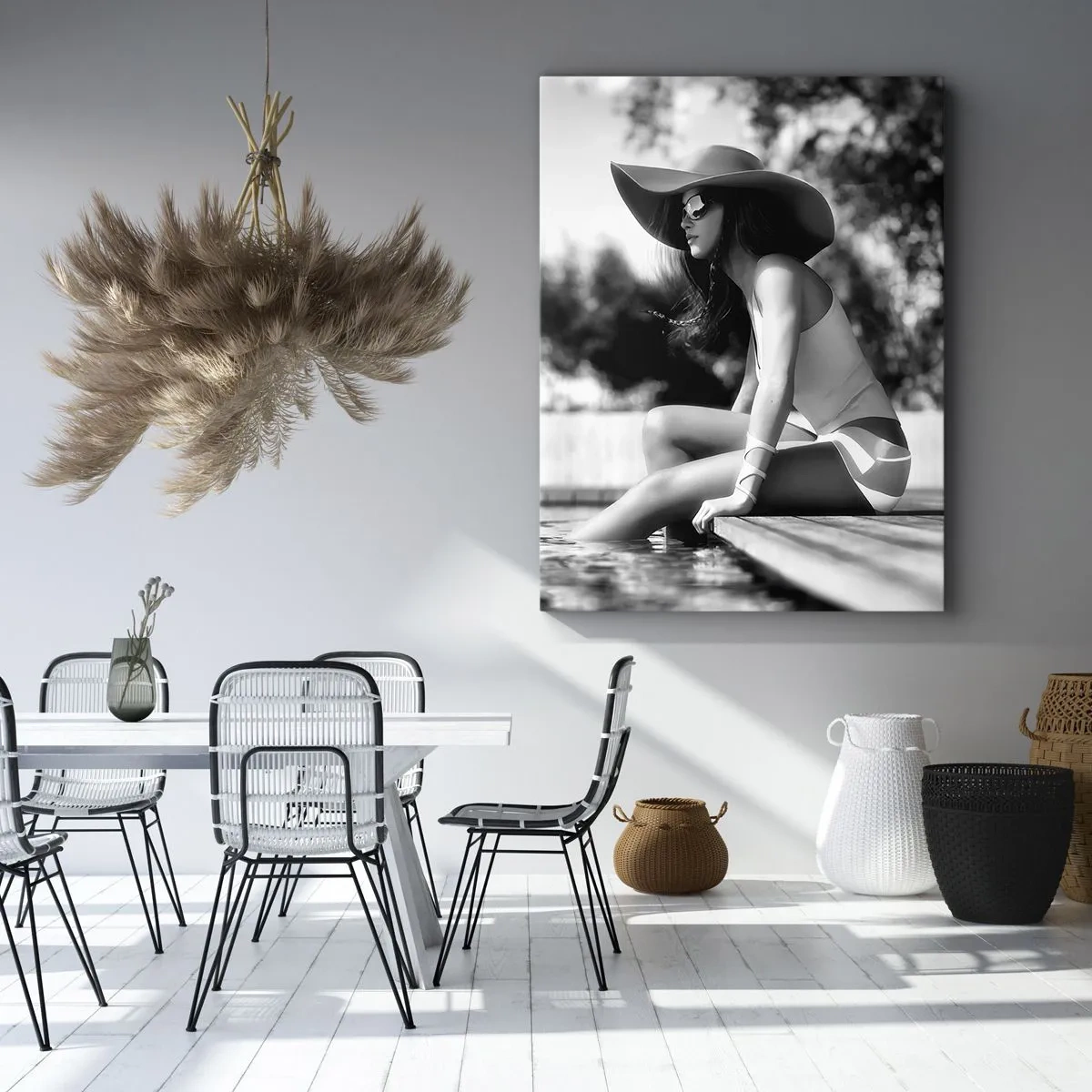 Bild auf Leinwand - Leinwandbild - Frau mit Hut am Pool in Schwarz und Weiß - 70x100cm - Sommertraum - Moderne Wanddekoration für Wohnzimmer und Schlafzimmer ARTTOR