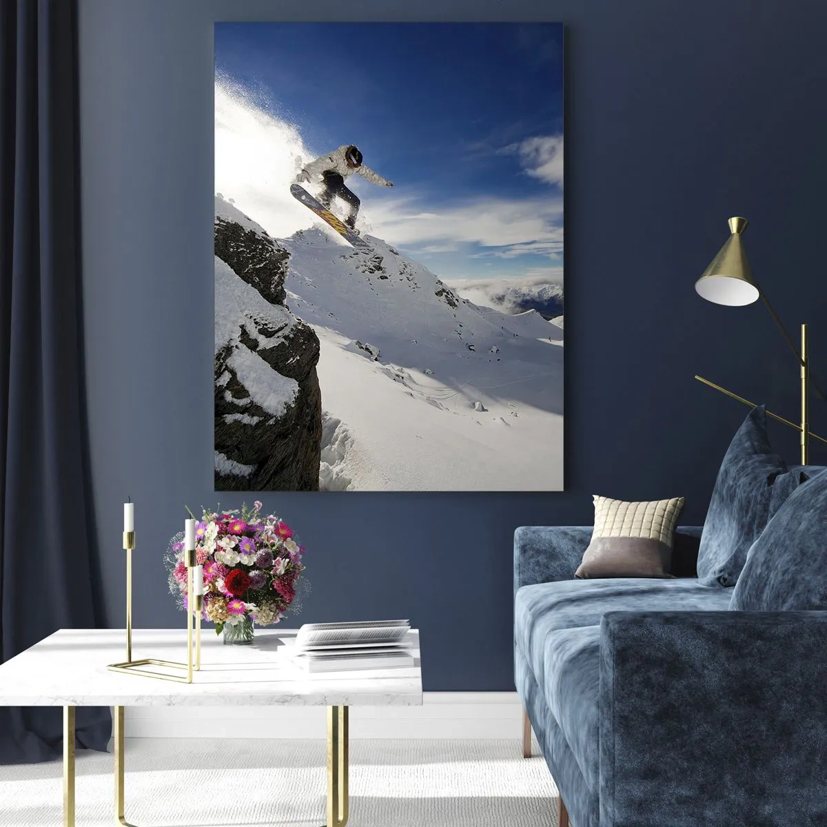 Glasbild - Bild auf glas - Ein Snowboarder springt von einer Klippe mit schneebedeckten Bergen im Hintergrund. - 80x120cm - Freiheit ohne Grenzen - Moderne Wanddekoration für Wohnzimmer und Schlafzimmer ARTTOR